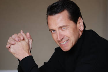 Mark Lindsay Chapman