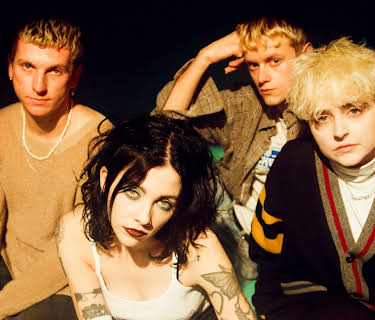Pale Waves on "Easy" (2021)