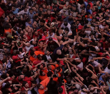 På kanten av demokratiet (2019)