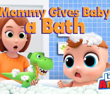 Mommy gives Baby a Bath - Little Angel