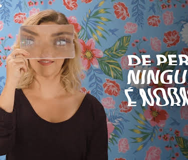De Perto Ninguém É Normal
