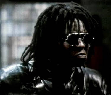 En tjej i stöten (Burglar)