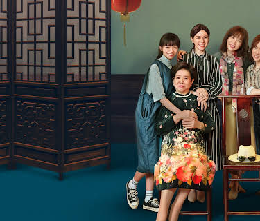 Mujeres grandes y pequeñas (2020)