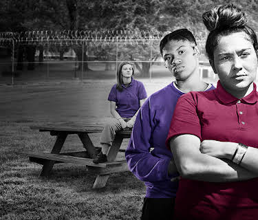 Jenter bak lås og slå