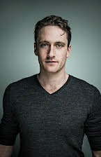 Vere Tindale como Minos Security Guard / Hazmat Two