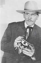 Kenneth MacDonald como Desmond (High Steward) 
  
  
  (as Kenneth Mac Donald)