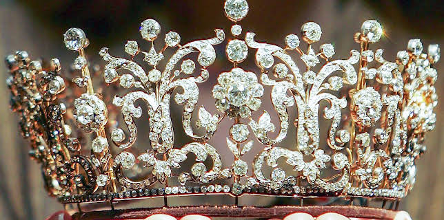 6:00 PM: Secrets of The Royal Palaces (S3 E5) (S3) | Channel 5 | 12/5 2025