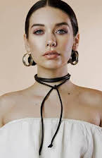 Amanda Steele como 