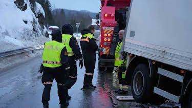 11:00 PM: Ice Road Rescue | Nat Geo Wild | 4/7 2026