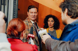 Walking on Sunshine (English Subtitles): Episode 04 (English Subtitles)