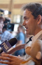 Mark Linfield som Director