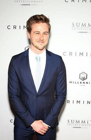 Richard Alan Reid as Bell Boy 
  
  
  (as Richard Reid)