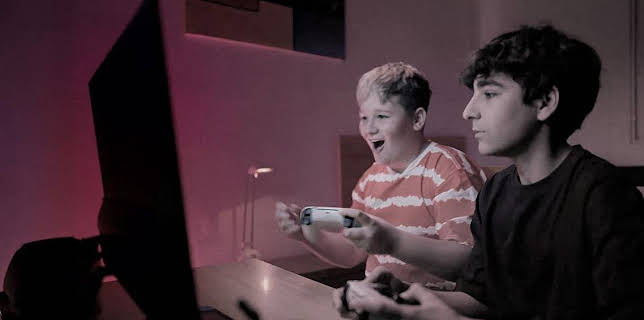 23:00: Documental  Generacion Click | LA 2 | 12/2 2025