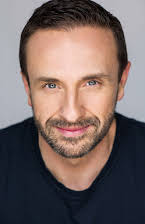 Mitchell Butel som Howard Pace