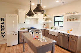 Fixer to Fabulous, Season 1: Old Farmhouse to Forever Home