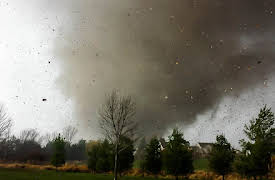 Chaos Caught on Camera: Forfærdende tornado, ildkugle i frit fald, flydende metal