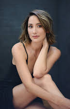 Bree Turner als Title Sequence Performer