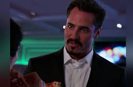 Girlfriends' Guide to Divorce, Season 1: Rule #33: When in Doubt, Run Away