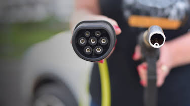 8:00 PM: Petrol vs Electric Cars: Which is Better? | Channel 5 | 10/4 2026