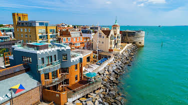 12:15 AM: Britain's Most Expensive Houses | Channel 4 | 4/7 2026