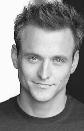 Mitchell Fink as Male Agent