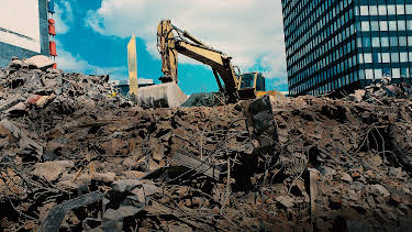 1:00 PM: Incredible Engineering Blunders: Fixed (S1 E5) (S1) | Discovery Science | 12/24 2025