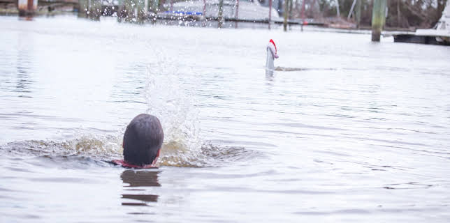 01:50: Santa Jaws | TV6 | 12/14 2025