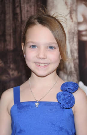 Isabelle Nélisse as 