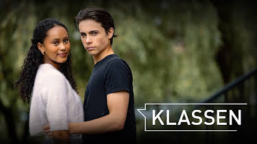 18:30: Klassen: Klassen leirskolen: Nødt, sannhet eller prosent | NRK Tegnspraak | 10/23 2026