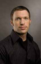 Travis Knight som Director