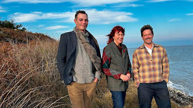 7:30 PM: Celebrity Escape to the Country (S3) | BBC One | 12/23 2025