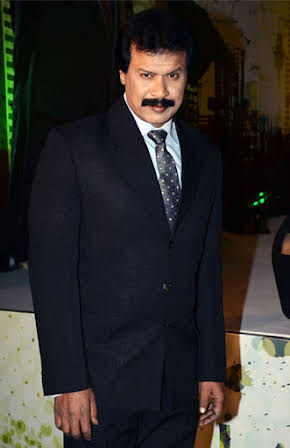 Dinesh Phadnis as 