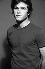 Benjamín Amadeo som León Levy