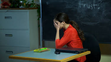 10:00: Web of Lies (S3 E10) (S3) | ID | 4/30 2026