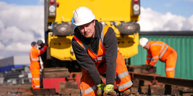 11:30 AM: Trucking Heavy (S3 E9) (S3) | Paramount | 12/14 2025