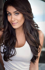 Karen Khunkhun som Female Reporter