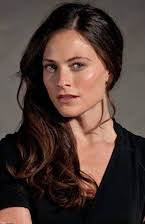 Lara Pulver som 