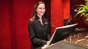 11:00 PM: Inside the Four Seasons Park Lane (S1 E1) (S1) | 5 Select | 3/31 2026