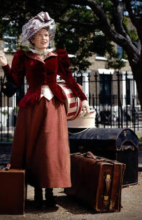 Lyndsey Marshal as 