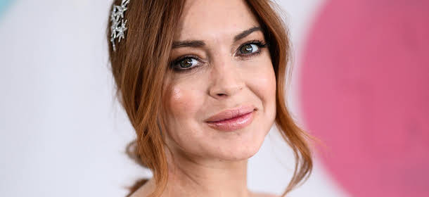 Lindsay Lohan releases new Christmas song with "Mean girls" vibes