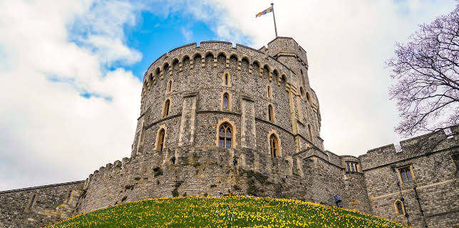 6:00 PM: Secrets of The Royal Palaces (S3 E3) (S3) | Channel 5 | 12/9 2025