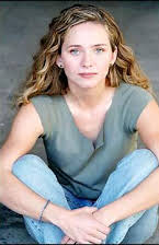 Chloe Russell como Loretta