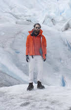 Jonathan Sutak som Director