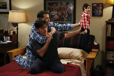 21:10: Two and a Half Men (S6 E23) (S6) | Kanal 9 | 4/7 2026