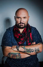 Patryk Vega como Director