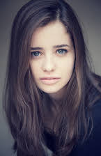 Holly Earl som 