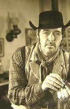 Frank Fenton como Gilson