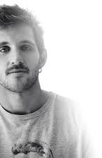 Jota Linares som Director