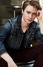 Calum Worthy som 