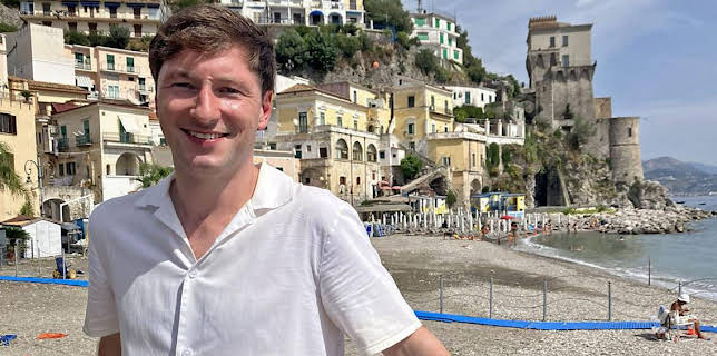 10:00 PM: Mach à Seo! - An Roinn Eòrpa (S2) | BBC Alba | 11/5 2025